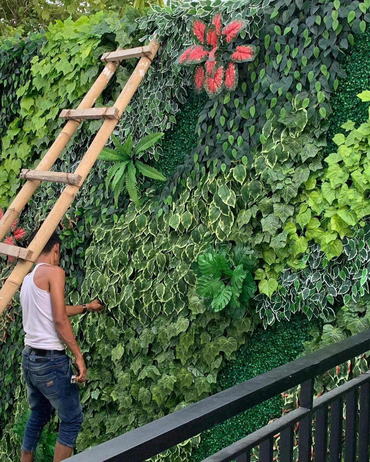 pembuatan vertical garden sintetis (2)